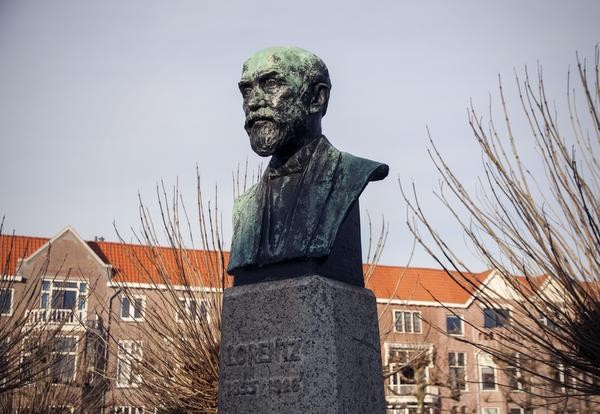 Borstbeeld van Lorentz op het naar de wetenschapper vernoemde plein in Haarlem.