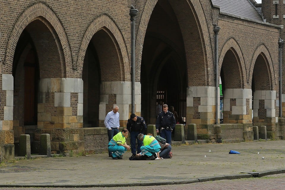 Weggewaaide partytent verwondt vrouw op Leidsevaart in Haarlem. Foto Rowin van Diest