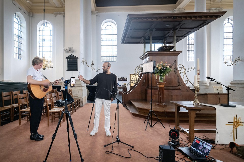 Haarlemmers Thomas Nicolas en zijn ’ontdekker’ Alain Clark maakten vorige week muziek- en filmopnames in de Nieuwe Kerk in hun stad.