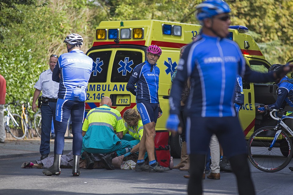 Vrouw gewond bij aanrijding met racefietser in Bloemendaal. Foto Michel van Bergen