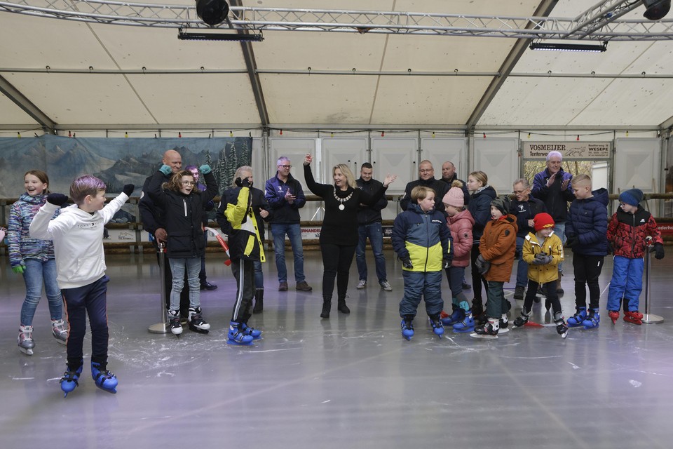 Burgemeester Crys Larson heeft Nederhorst on Ice geopend.
