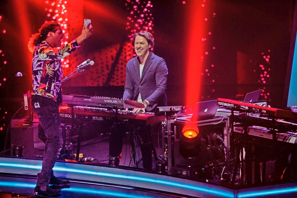 Jeroen Rietbergen en Ali B tijdens de finale the Voice Kids 2018.