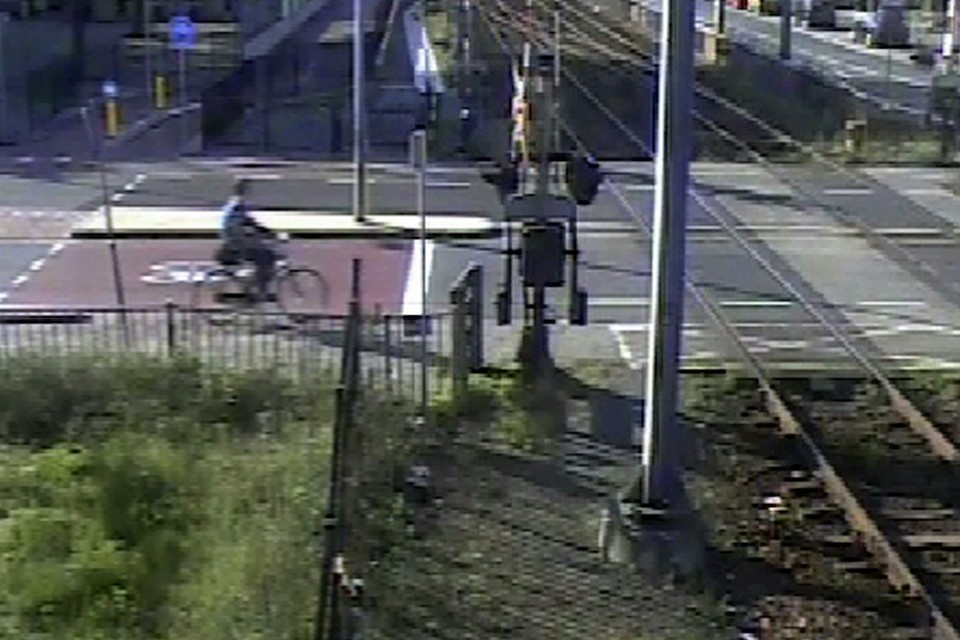 Op deze foto is volgens de politie de verdachte te zien bij de kleine spoorbomen. Het meisje dat hij volgt wordt even later slachtoffer op de Hoge Larenseweg. foto politie