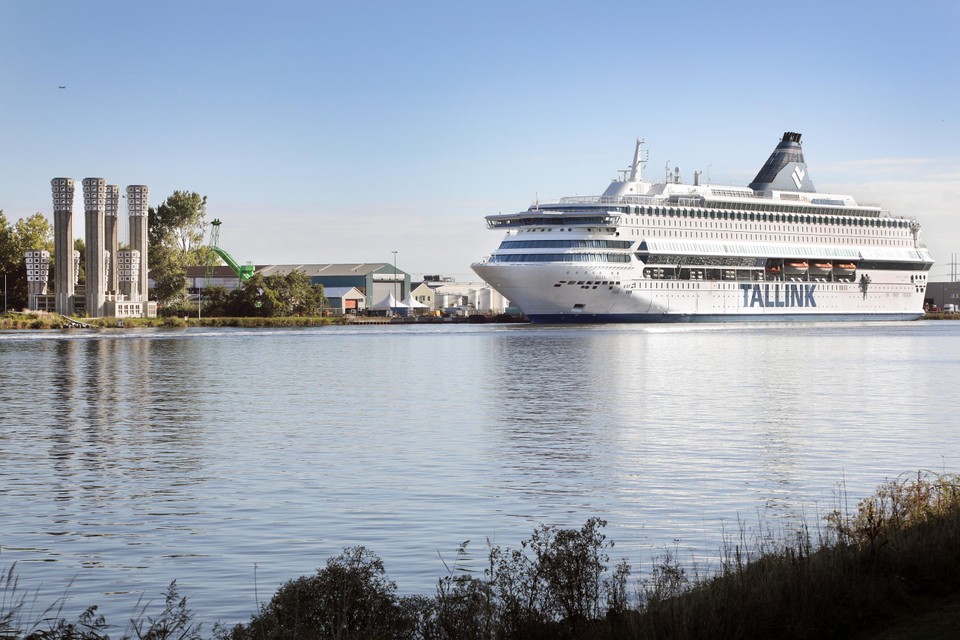 Het cruiseschip MS Silja Europa, dat dienst doet als (nood)opvang voor vluchtelingen, is afgemeerd aan de VOB kade in Velsen-Noord.