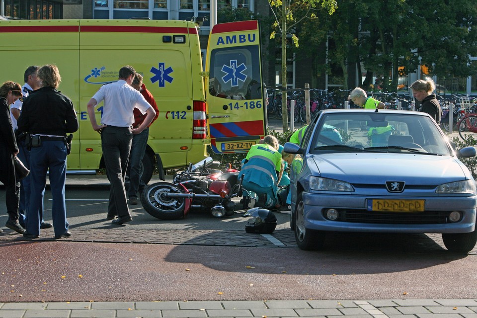 Motorrijdster gewond bij aanrijding in Naarden. Foto Fotomix.nl