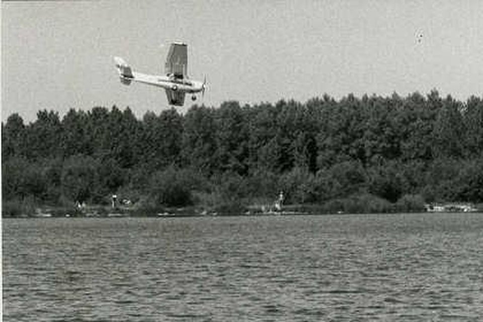 Beelden van 17 juni 1989: het vliegtuigje met Habby duikt de grote vijver van het Haarlemmermeerse Bos in, om later te worden opgetakeld.