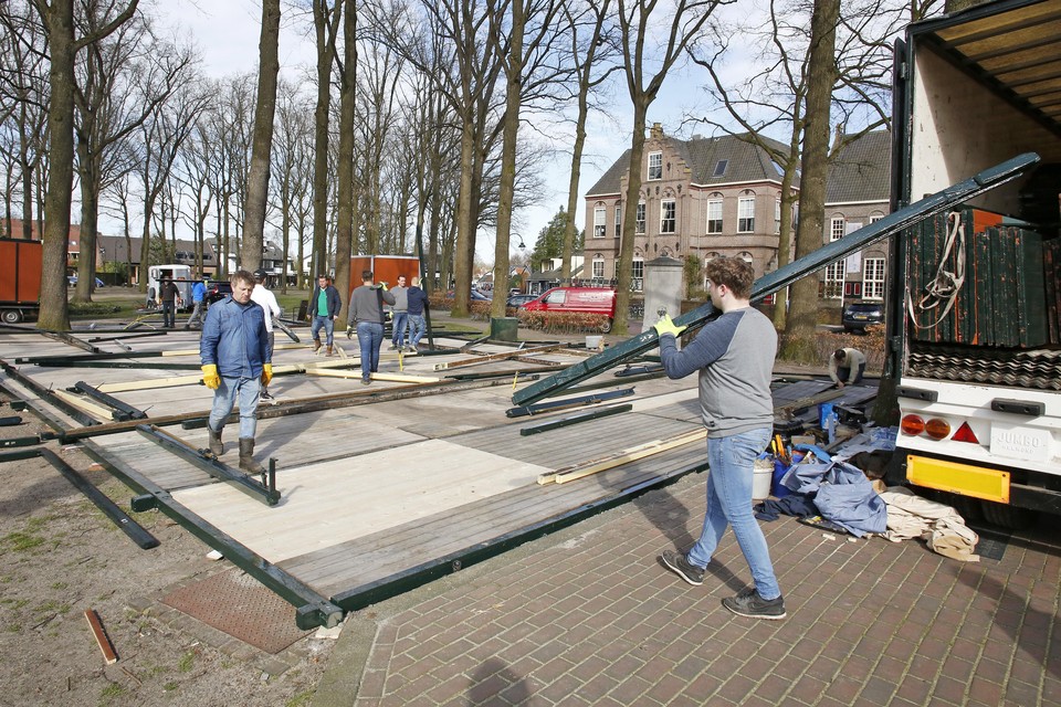 Op de Larense Brink wordt gewerkt aan de opbouw van de poffertjeskraam die voorlopig niet open gaat.