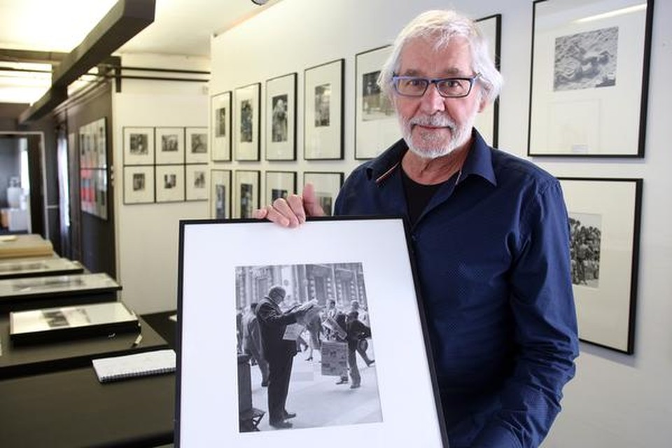 Pim Westerweel met foto van Scherer, gemaakt in Milaan 1965.