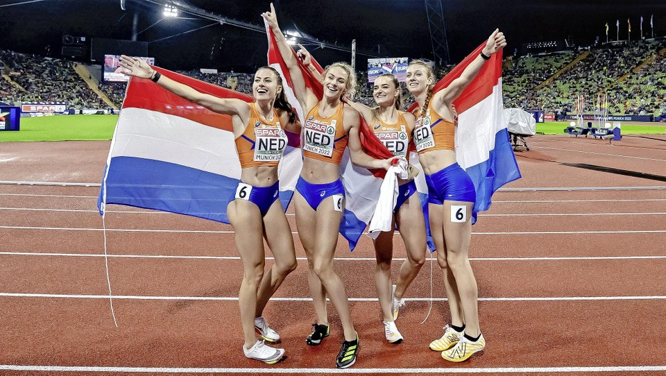 Eveline Saalberg, Lieke Klaver, Lisanne de Witte en Femke Bol vieren de winst in de finale 4x400 meter estafette.