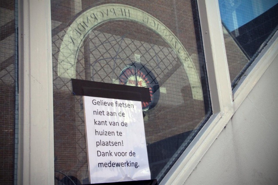 Affiches spreken fietsende bezoekers Jopenkerk aan op hun gedrag. Foto Richard Stekelenburg