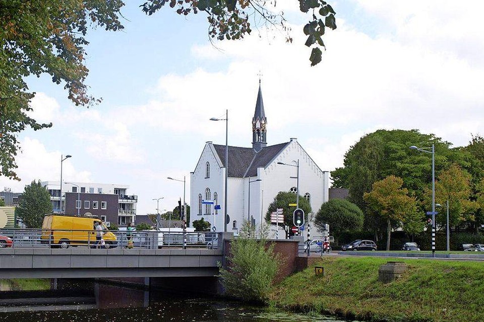 De centraal in het dorp gelegen Witte Kerk van Nieuw-Vennep.