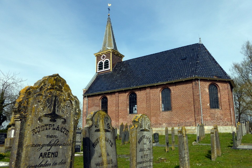 De kerk en het kerkhof van Kortezwaag.