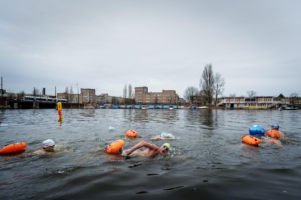 Deelnemers tijdens de Amstel Ice Swim, ijszwemmen in de Amsterdamse Amstel. De zwemmers nemen het tegen elkaar op in watertemperaturen onder de 5 graden, zonder wetsuit.