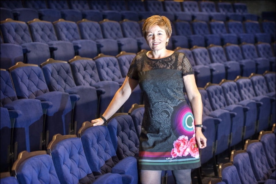 Paula Schavemaker tussen de spiksplinternieuwe stoelen van de Stadsschouwburg Velsen. foto united photos/paul vreeker