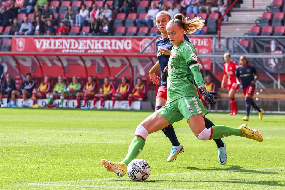Daphne van Domselaar aan de bal in de wedstrijd om de Supercup. Net als Lize Kop houdt zij van meevoetballen.