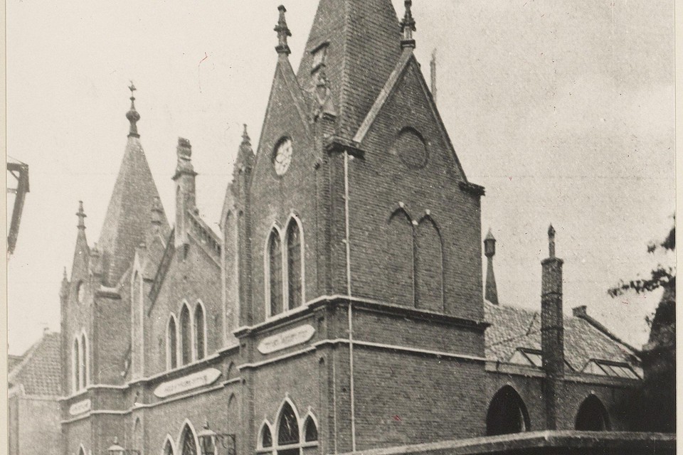 De Haarlemse Synagoge (1911) op de plaats waar nu de Toneelschuur staat.
