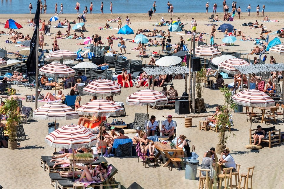 Drukte deze week op het strand van Zandvoort. Wordt het ergens te druk dan is het niet ongebruikelijk dat de boel wordt afgesloten. Bij een nieuwe uitbraak van het coronavirus kan een hele regio, gemeente of woonwijk op slot gaan.