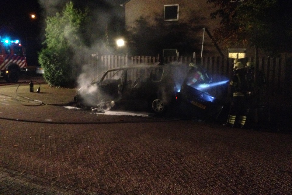 Auto uitgebrand aan Gooilandweg in Huizen. Foto Jan Honing