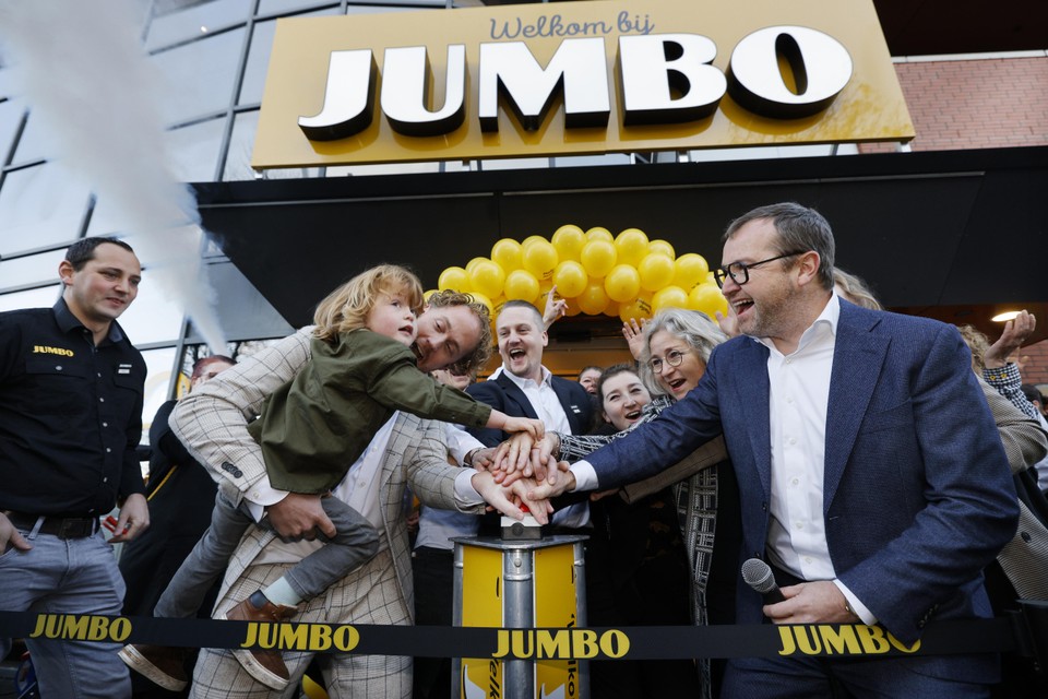 Carl van Dam (r) en zijn compagnon Sipke Schoonhoven met zoon Mees op de arm openen de verbouwde Jumbo.