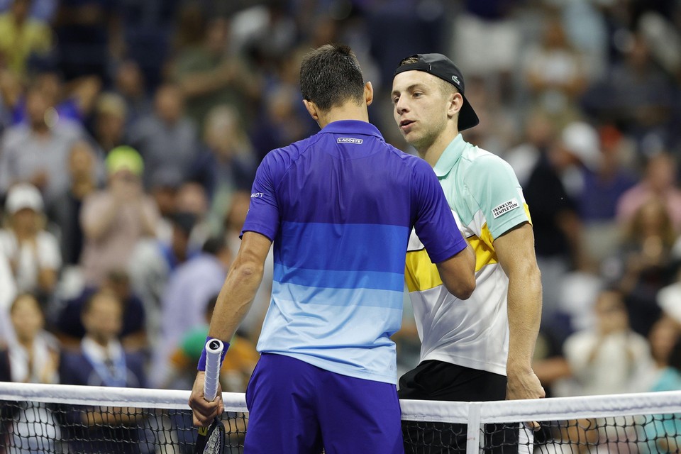 Tallon Griekspoor feliciteert Novak Djokovic op de US Open.