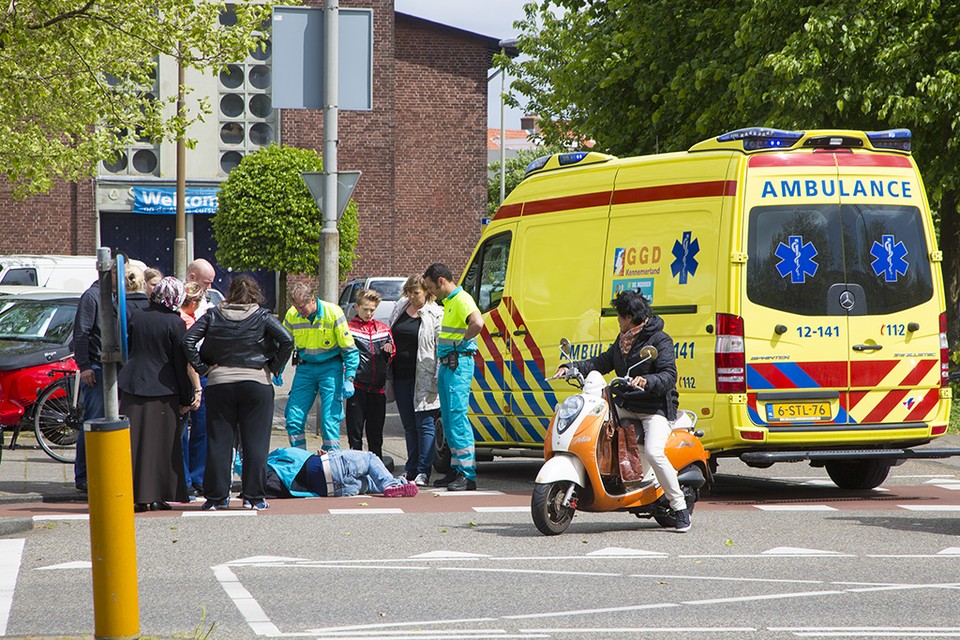 Scooterrijdster gewond door overstekende fietser in Haarlem-Noord. Foto: Michel van Bergen