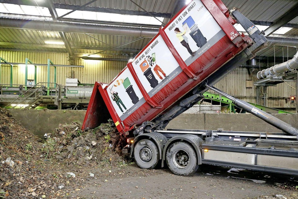 Gft-afval uit de IJmond komt samen bij het HVC-’verwerkingsstation’ in Middenmeer.