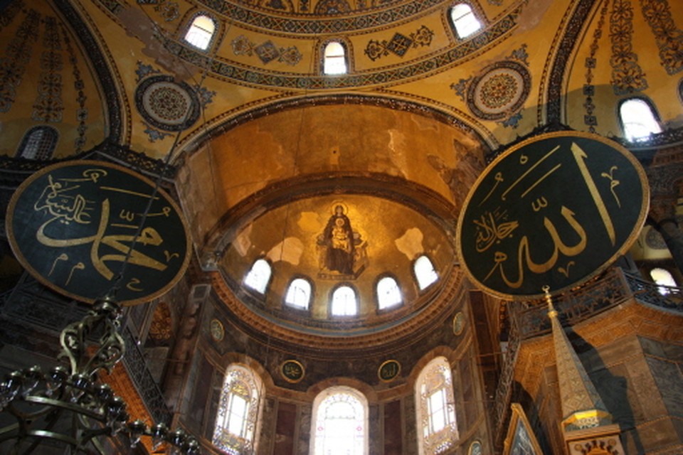 Christelijke en islamitische symbolen in de Aya Sofia. (Foto Lutske Bonsma)