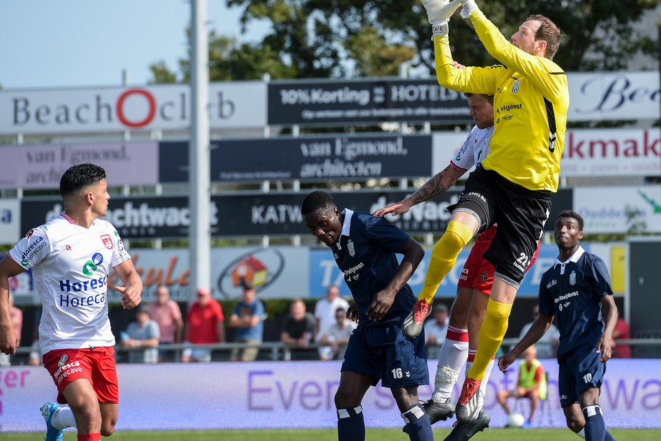 HFC-keeper Tom Boks plukt de bal uit de lucht voordat Noordwijk gevaarlijk kan worden.