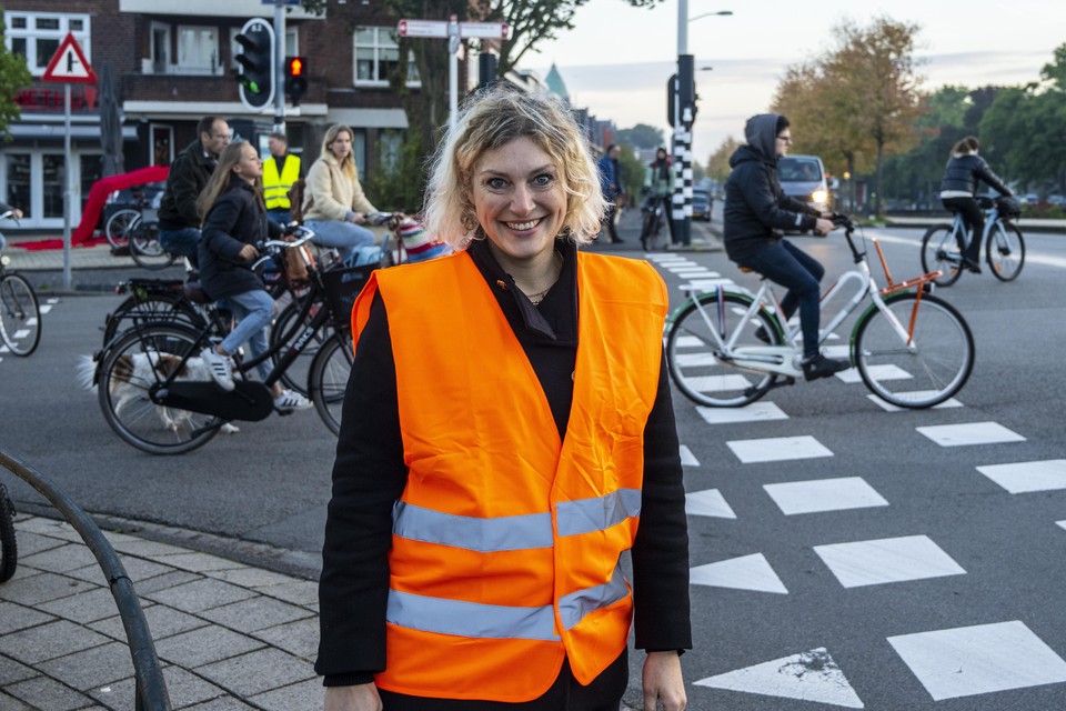 Joosje Campfens tijdens haar verkeersactie in Haarlem Zuid-West afgelopen oktober.