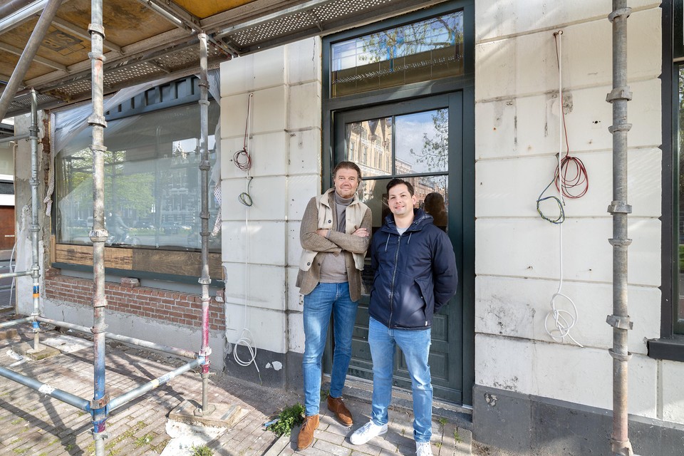 Eigenaar Patrick Lommers en Elger van Agthoven, die het gezicht wordt van Café de Paris.