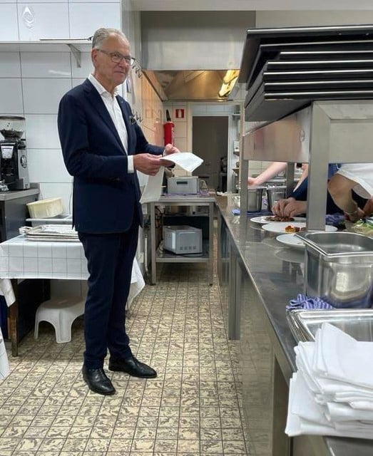 Zondag 4 juli: Peter Bruins wacht in de keuken op de laatste borden.