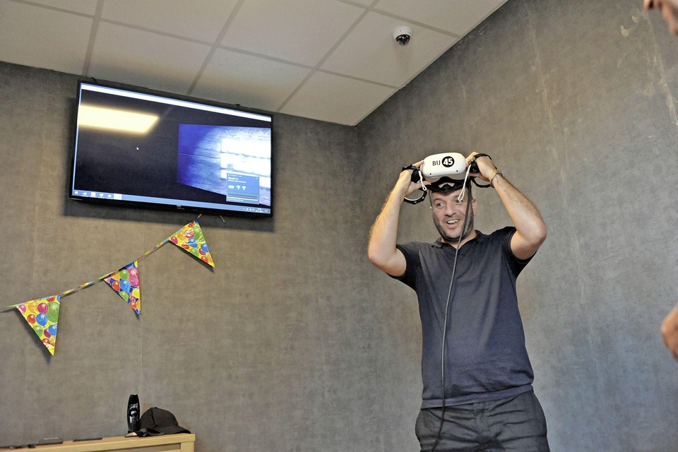 Rafael van de Vaart wijdt de nieuwe VR-ruimte in.
