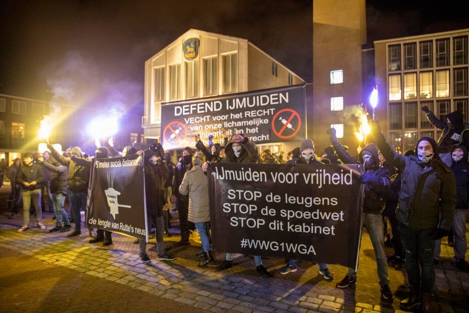De meest recente demonstratie van Defend IJmuiden op Plein 1945 - twee weken geleden - werd al kort na het begin beëindigd, op last van de Velsense burgemeester Dales.