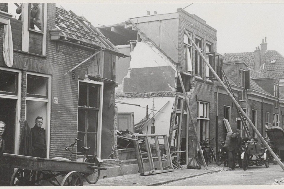 Bominslag in de Camphuysstraat in 1940