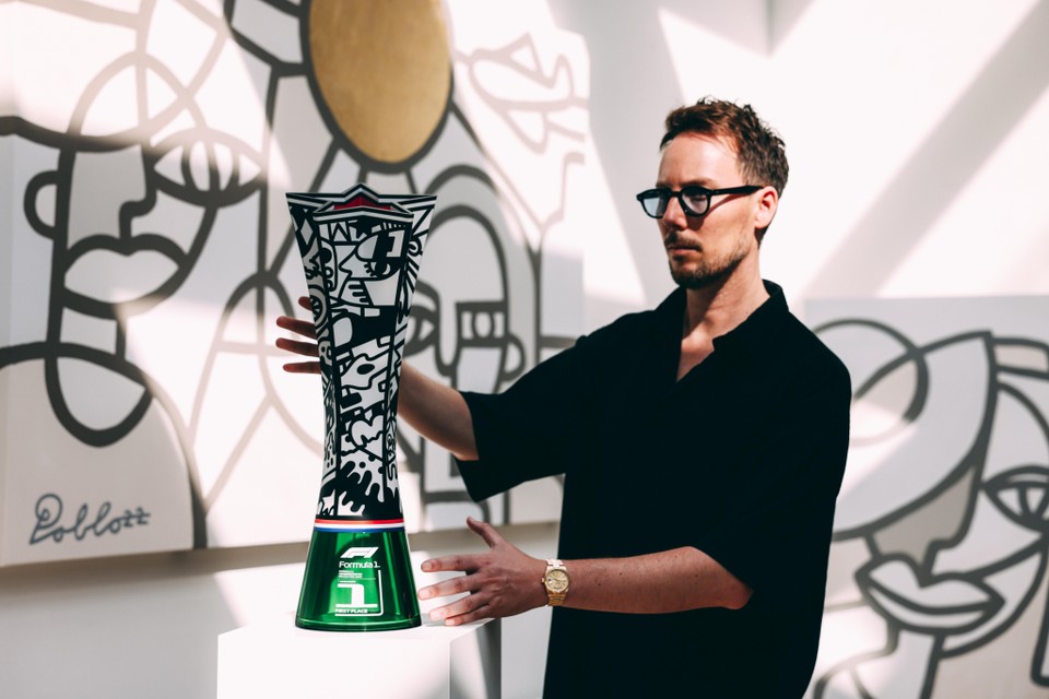 De F1-trofee die kunstenaar Pablo Lücker creëerde, is zwaar van symboliek.