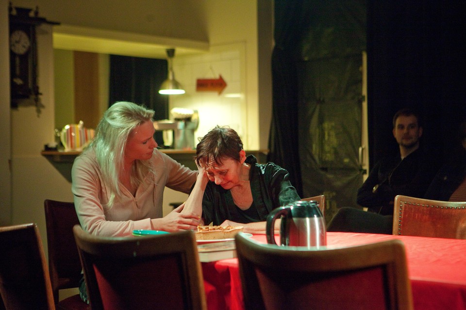 In de voorstelling 'Augustus Oklahoma' delen Barbara (Mieke Koers, links) en moeder Fiona (Marian Dijkman) een zeldzaam moment van kwetsbaarheid.