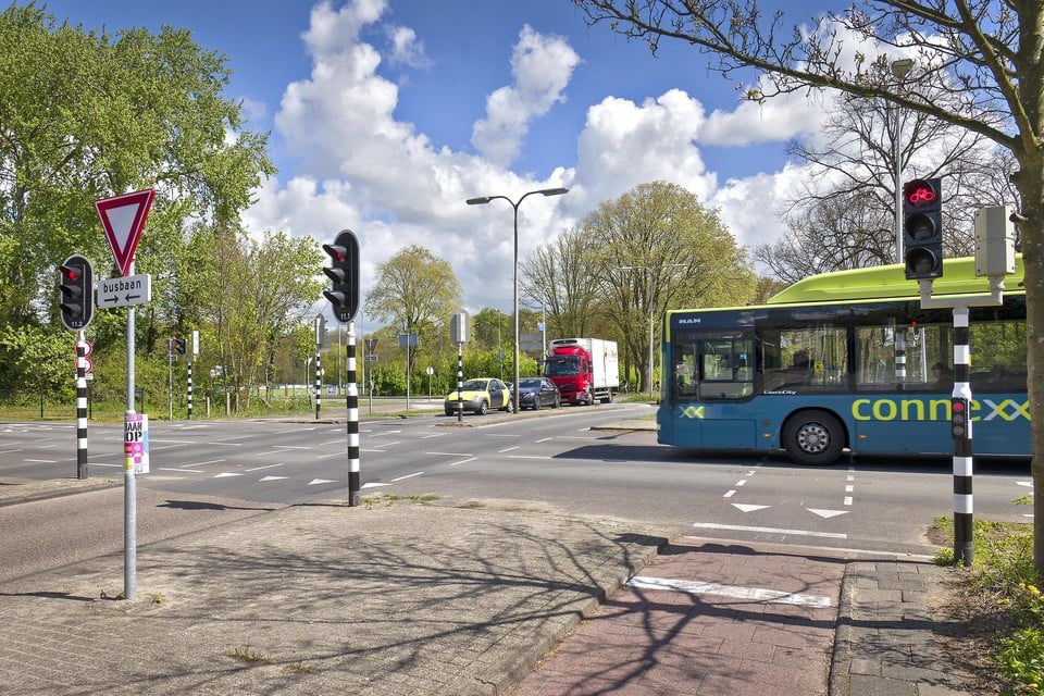Busbaanovergang van de HOV Velsen.