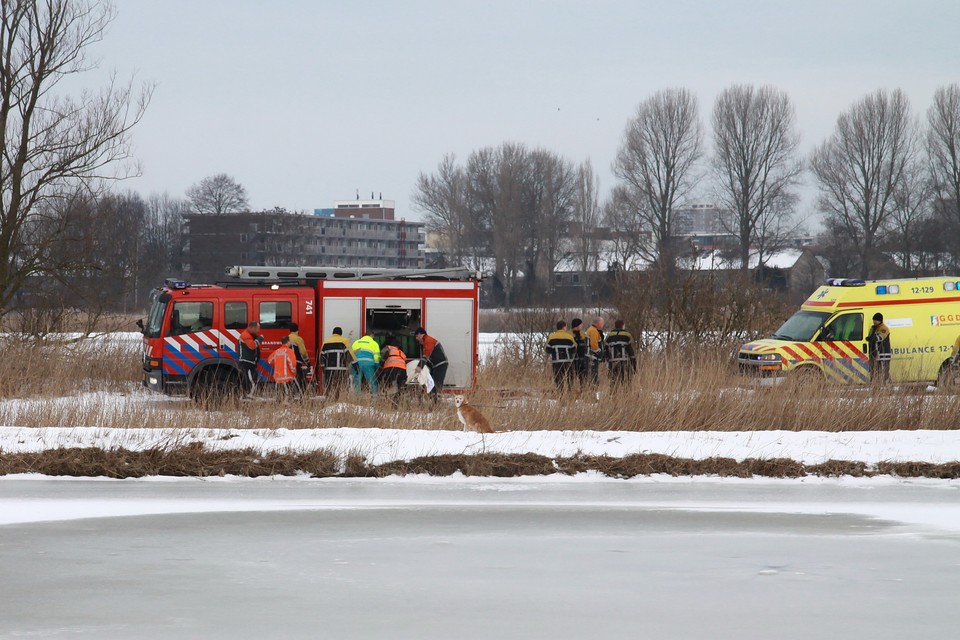 Man zakt door ijs op de Ringvaart in Vijfhuizen/Foto:Ko van Leeuwen
