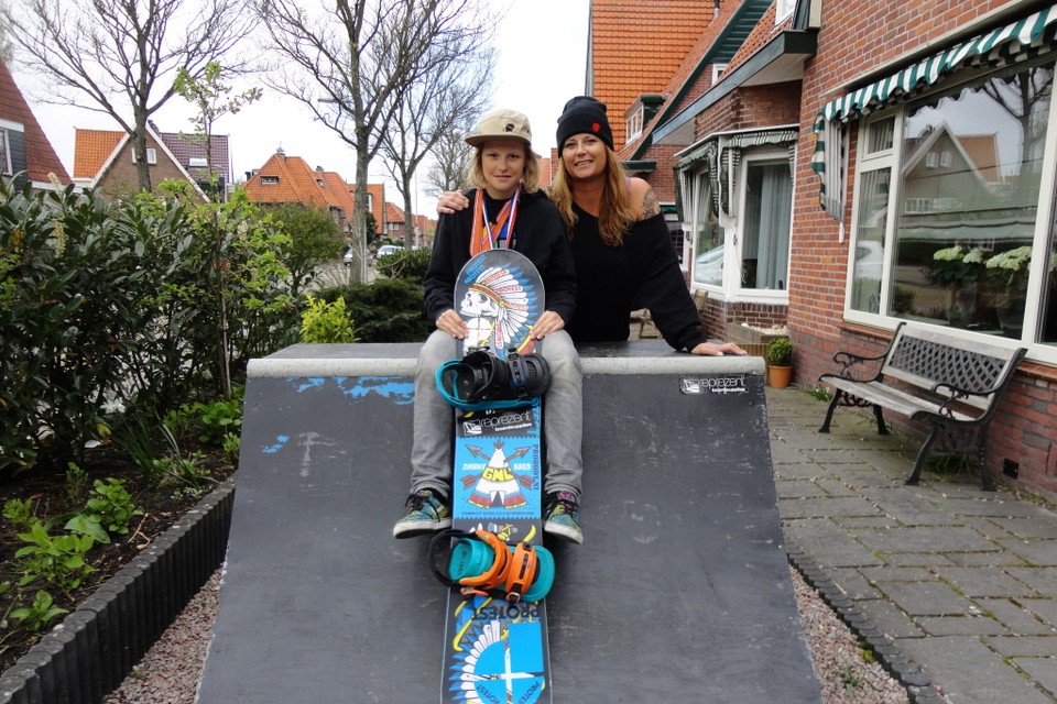 Nederlands kampioen snowboarden Luc Uitendaal met zijn moeder Daphne. Foto Kees de Boer