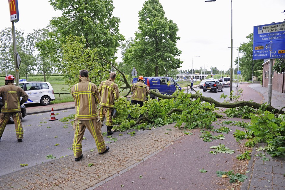 Hoofdstraat in Santpoort-Noord afgesloten na boom op de weg. Foto Job van den Born 
