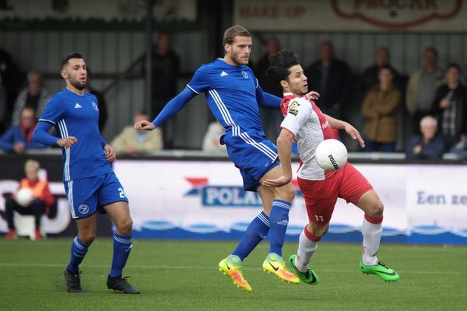 Ali Akla wordt neergelegd door een verdediger van Jong Almere en IJsselmeervogels krijgt een penalty.