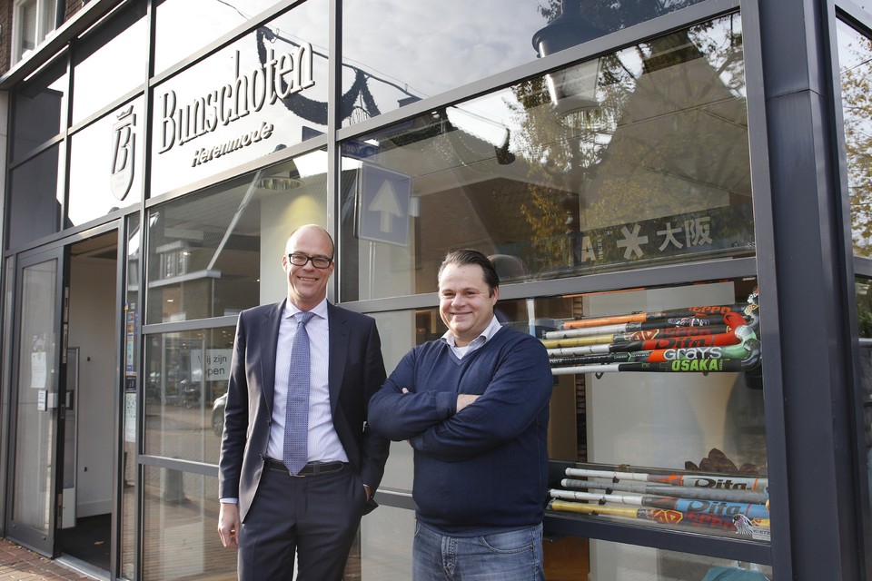 Peter Bunschoten en Jan Willem van Heeckeren - eigenaar van Hockeybrouwerij.nl - voor de winkel in oktober vorig jaar.