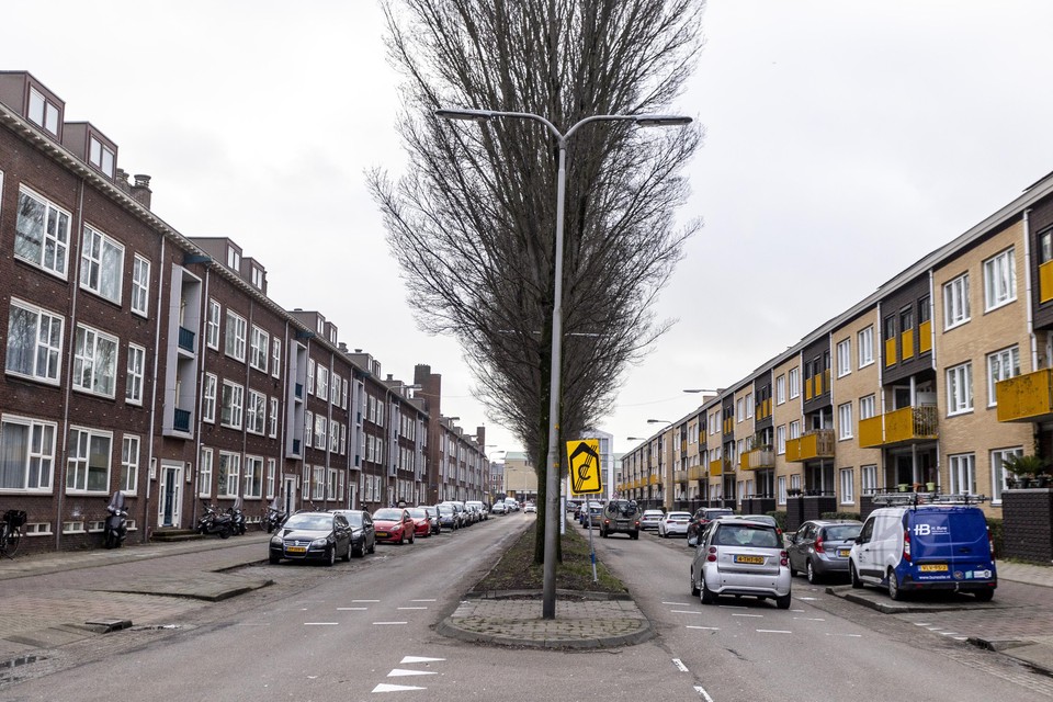Links verouderde woningen in de De Noostraat in IJmuiden, rechts gerenoveerde.