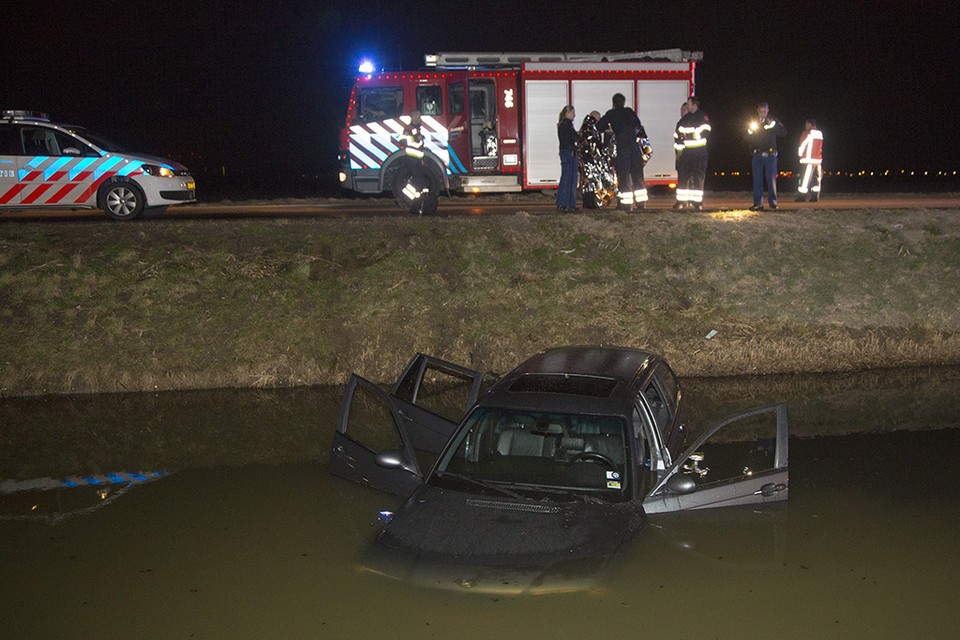 Auto rijdt van A5 bij Hoofddorp het water in. Foto: Michel van Bergen