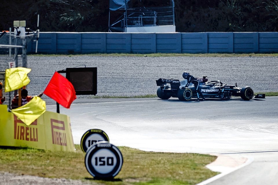 Lewis Hamilton (Mercedes AMG Petronas Motorsport) probeert zijn wagen van de baan af te drukken na pech tijdens de tweede vrije training op het circuit van Zandvoort.