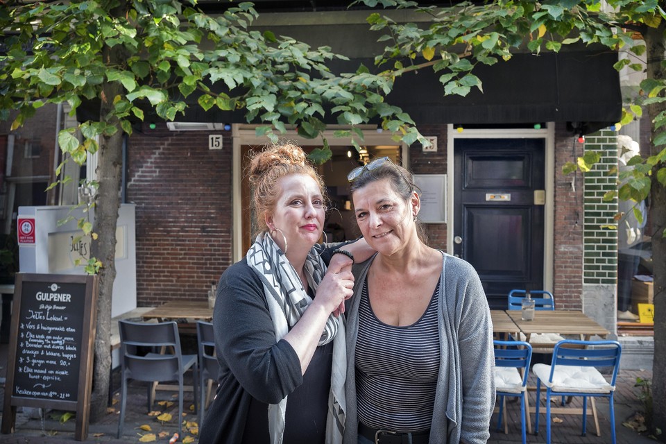 Nathalie van de Ree (links) en Tessa Mulder nemen met pijn in het hart afscheid van JelTes Lokaal.