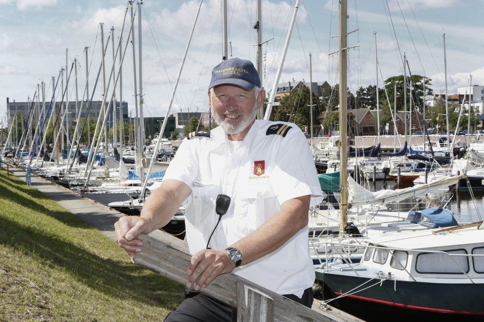 Havenmeester Dick van Veldhuizen maakt met plezier lange werkdagen.
