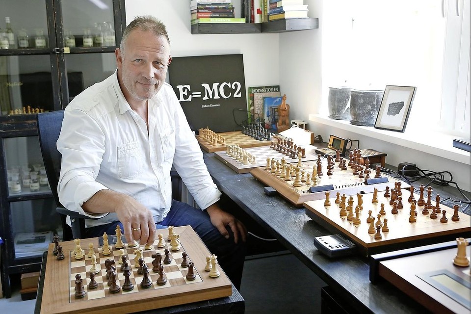 Peter Frans Koelewijn heeft thuis zo’n dertig schaakcomputers.
