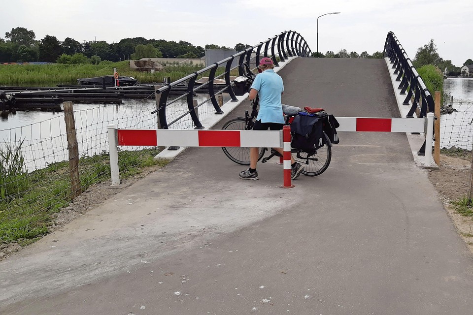 Alleen voetgangers - met fiets aan de hand - kunnen langs de hekken bij de brug in de Bergseweg in Vreeland.