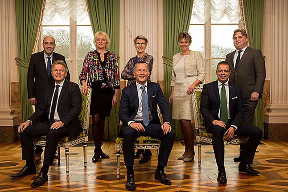 Het ’oude’ college van Gedeputeerde Staten met op de achterste rij van links naar rechts: Adnan Tekin (PvdA) , Joke Geldhof (D66), Renée Bergkamp (provinciesecretaris), Elisabeth Post (VVD), Cees Loggen (VVD). Voorste rij van links naar rechts: Jaap Bond (CDA), Arthur van Dijk (commissaris van de Koning), Jack van der Hoek (D66).